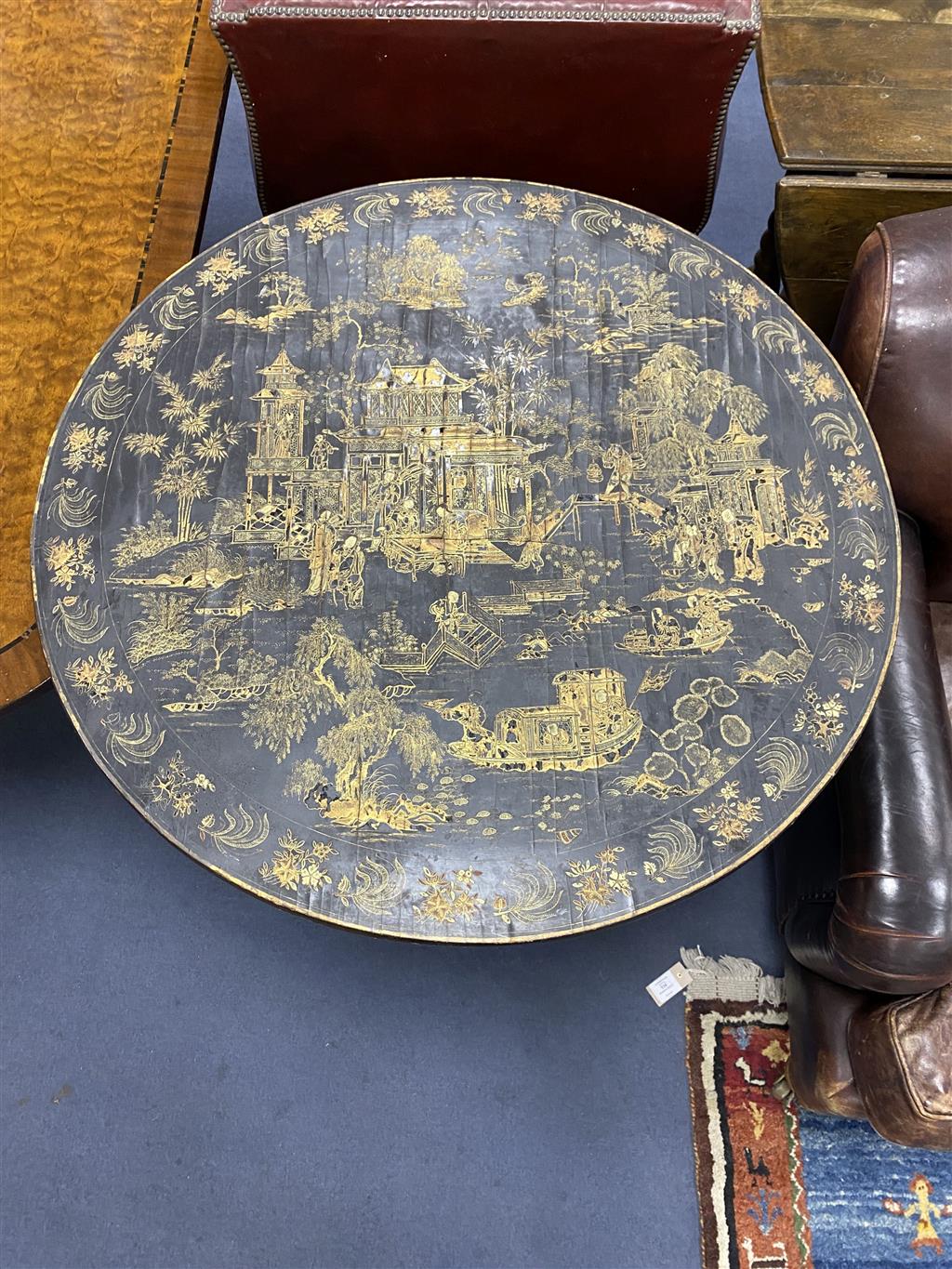 An early 19th century Chinese Export chinoiserie-decorated tilt-top table (a.f.), diameter 90cm, height 80cm